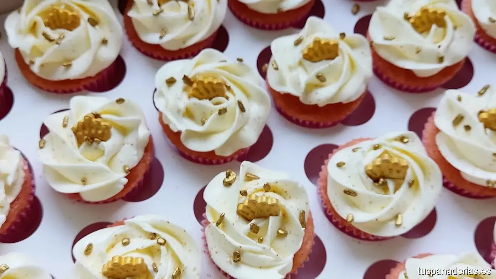 Custom Cakes By Lorena