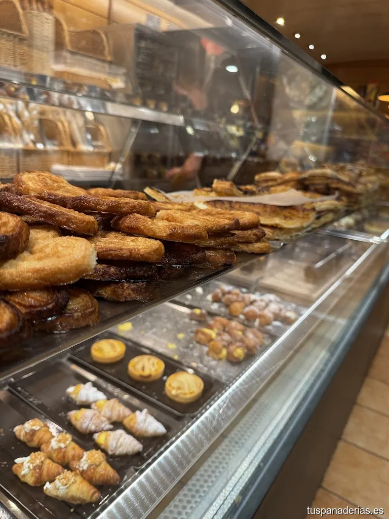 Forn de Pa i Pastisseria La Cirera