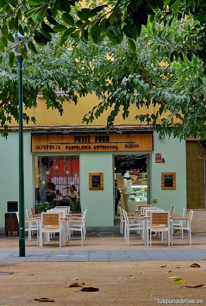Pastelería & Cafetería Petit Four