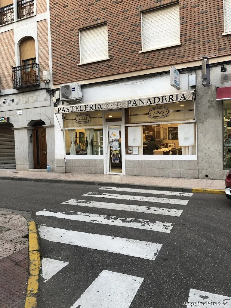 PASTELERÍA-PANADERÍA • 1.925 • BOMBONERÍA-CROISANTERÍA.