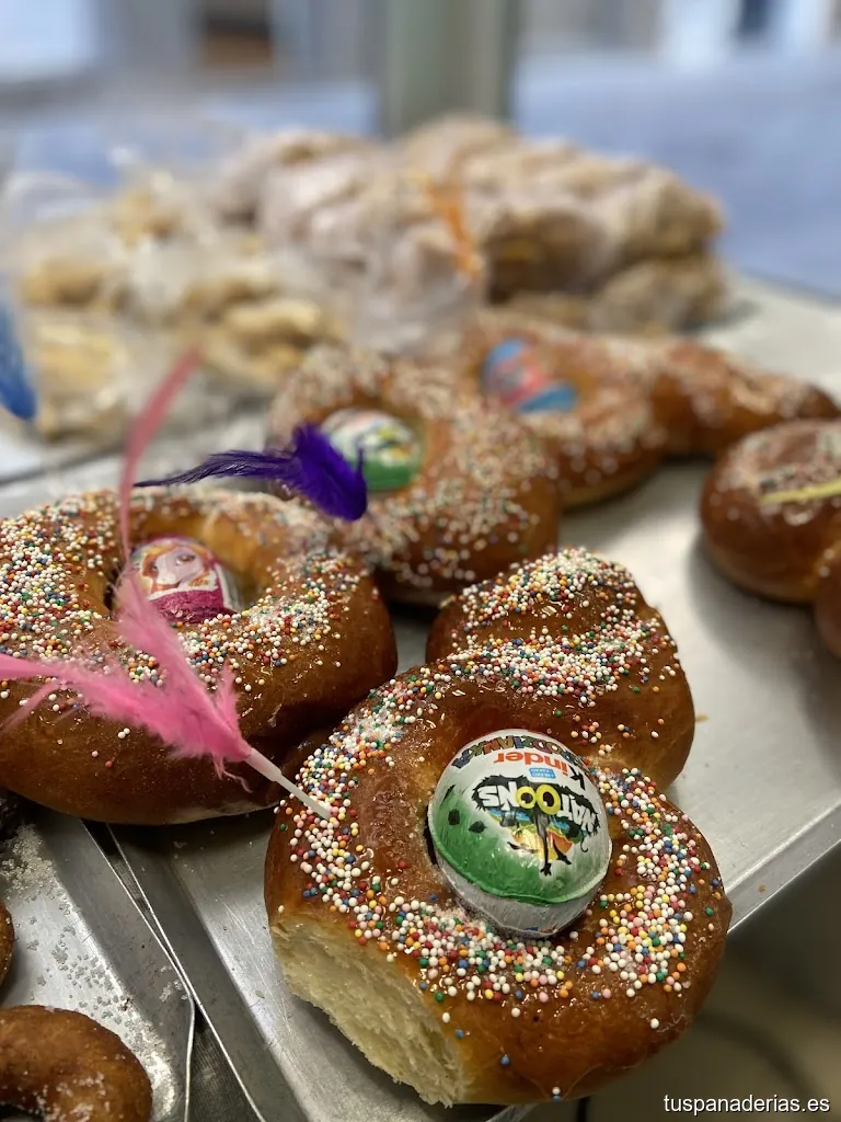 PANADERÍA, PASTELERÍA Y CAFETERÍA La Tomaseta.